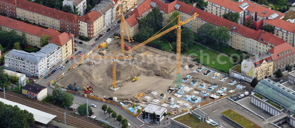 Aerial image Berlin Köpenick - Blick auf die Baustelle Einkaufszentrum am Elcknerplatz am Bahnhof Berlin - Köpenick. Ein neues Geschäftshaus an der Bahnhofstraße / Elcknerstraße soll ergänzend mit dem gegenüberliegendem Forum Köpenick das künftige Hauptzentrum von Treptow-Köpenick bilden. Die B&L Gruppe läßt durch die ZÜBLIN AG hier eine rund 13.000 Quadratmeter große Highstreet-Immobilie errichten. Shopping center construction site on Elcknerplatz at Berlin - Köpenick.