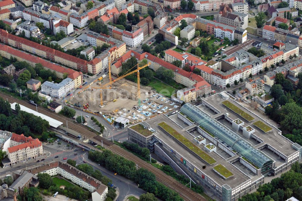 Aerial photograph Berlin Köpenick - Blick auf die Baustelle Einkaufszentrum am Elcknerplatz am Bahnhof Berlin - Köpenick. Ein neues Geschäftshaus an der Bahnhofstraße / Elcknerstraße soll ergänzend mit dem gegenüberliegendem Forum Köpenick das künftige Hauptzentrum von Treptow-Köpenick bilden. Die B&L Gruppe läßt durch die ZÜBLIN AG hier eine rund 13.000 Quadratmeter große Highstreet-Immobilie errichten. Shopping center construction site on Elcknerplatz at Berlin - Köpenick.