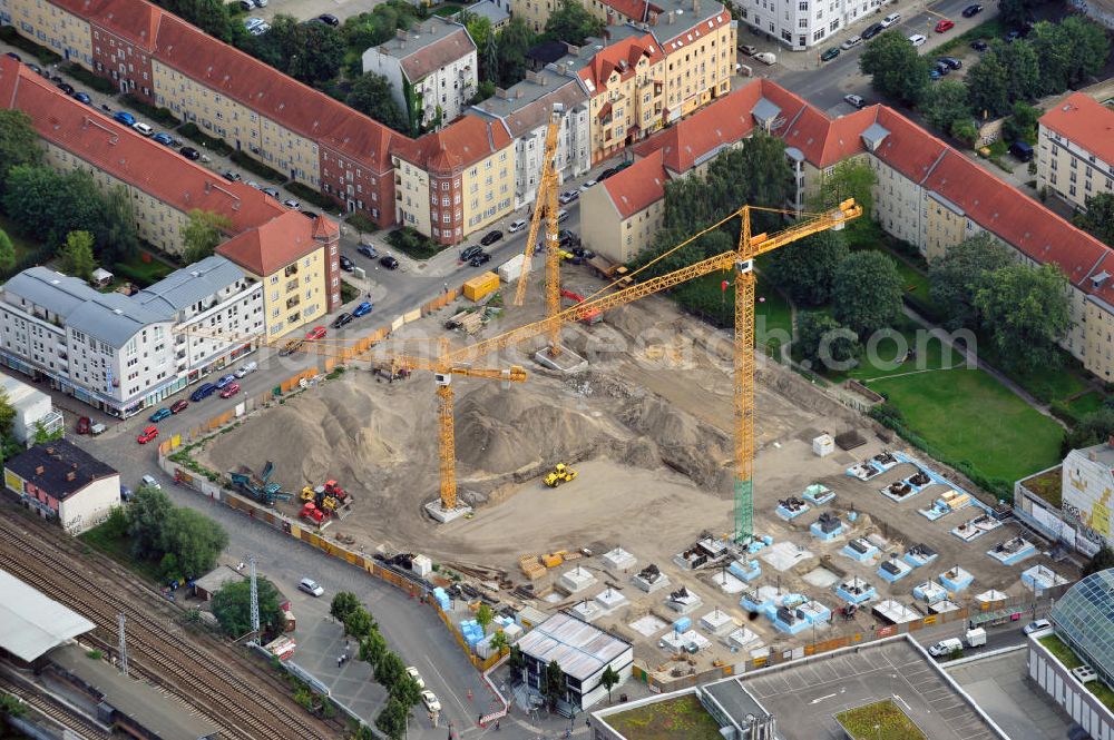 Berlin Köpenick from above - Blick auf die Baustelle Einkaufszentrum am Elcknerplatz am Bahnhof Berlin - Köpenick. Ein neues Geschäftshaus an der Bahnhofstraße / Elcknerstraße soll ergänzend mit dem gegenüberliegendem Forum Köpenick das künftige Hauptzentrum von Treptow-Köpenick bilden. Die B&L Gruppe läßt durch die ZÜBLIN AG hier eine rund 13.000 Quadratmeter große Highstreet-Immobilie errichten. Shopping center construction site on Elcknerplatz at Berlin - Köpenick.