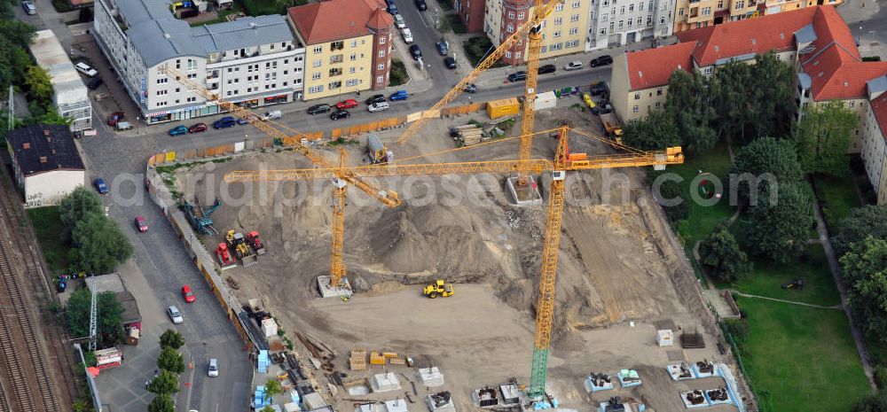 Berlin Köpenick from the bird's eye view: Blick auf die Baustelle Einkaufszentrum am Elcknerplatz am Bahnhof Berlin - Köpenick. Ein neues Geschäftshaus an der Bahnhofstraße / Elcknerstraße soll ergänzend mit dem gegenüberliegendem Forum Köpenick das künftige Hauptzentrum von Treptow-Köpenick bilden. Die B&L Gruppe läßt durch die ZÜBLIN AG hier eine rund 13.000 Quadratmeter große Highstreet-Immobilie errichten. Shopping center construction site on Elcknerplatz at Berlin - Köpenick.