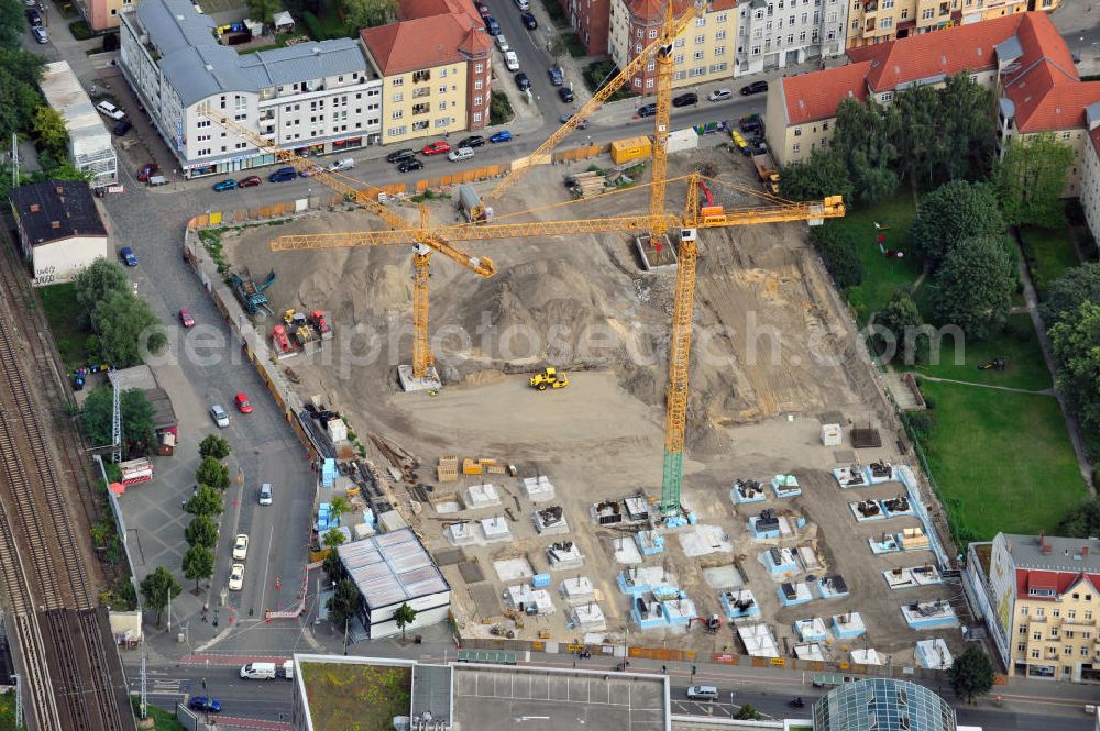 Aerial image Berlin Köpenick - Blick auf die Baustelle Einkaufszentrum am Elcknerplatz am Bahnhof Berlin - Köpenick. Ein neues Geschäftshaus an der Bahnhofstraße / Elcknerstraße soll ergänzend mit dem gegenüberliegendem Forum Köpenick das künftige Hauptzentrum von Treptow-Köpenick bilden. Die B&L Gruppe läßt durch die ZÜBLIN AG hier eine rund 13.000 Quadratmeter große Highstreet-Immobilie errichten. Shopping center construction site on Elcknerplatz at Berlin - Köpenick.