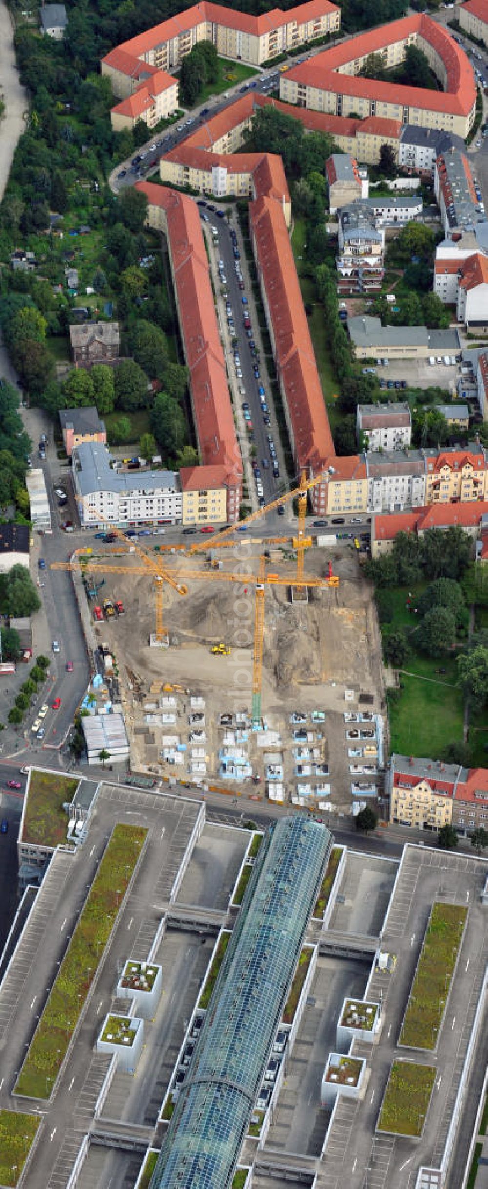 Berlin Köpenick from above - Blick auf die Baustelle Einkaufszentrum am Elcknerplatz am Bahnhof Berlin - Köpenick. Ein neues Geschäftshaus an der Bahnhofstraße / Elcknerstraße soll ergänzend mit dem gegenüberliegendem Forum Köpenick das künftige Hauptzentrum von Treptow-Köpenick bilden. Die B&L Gruppe läßt durch die ZÜBLIN AG hier eine rund 13.000 Quadratmeter große Highstreet-Immobilie errichten. Shopping center construction site on Elcknerplatz at Berlin - Köpenick.