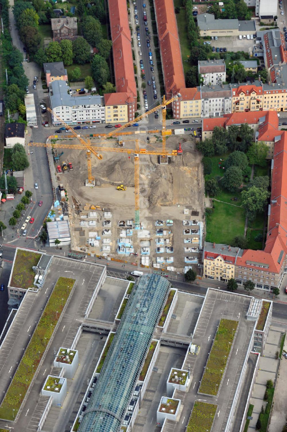 Berlin Köpenick from the bird's eye view: Blick auf die Baustelle Einkaufszentrum am Elcknerplatz am Bahnhof Berlin - Köpenick. Ein neues Geschäftshaus an der Bahnhofstraße / Elcknerstraße soll ergänzend mit dem gegenüberliegendem Forum Köpenick das künftige Hauptzentrum von Treptow-Köpenick bilden. Die B&L Gruppe läßt durch die ZÜBLIN AG hier eine rund 13.000 Quadratmeter große Highstreet-Immobilie errichten. Shopping center construction site on Elcknerplatz at Berlin - Köpenick.