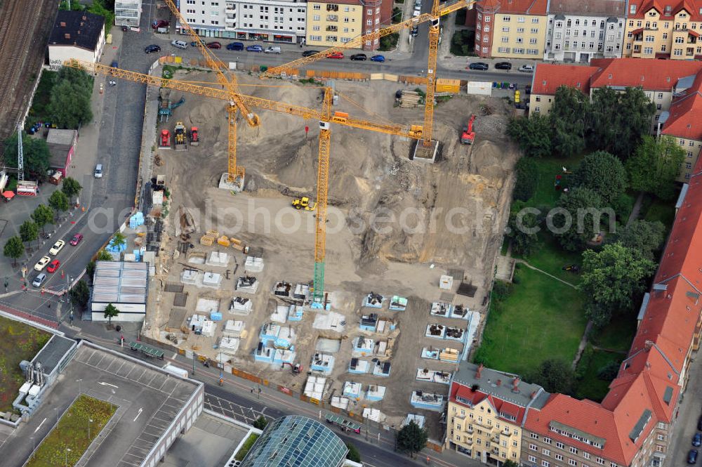 Aerial image Berlin Köpenick - Blick auf die Baustelle Einkaufszentrum am Elcknerplatz am Bahnhof Berlin - Köpenick. Ein neues Geschäftshaus an der Bahnhofstraße / Elcknerstraße soll ergänzend mit dem gegenüberliegendem Forum Köpenick das künftige Hauptzentrum von Treptow-Köpenick bilden. Die B&L Gruppe läßt durch die ZÜBLIN AG hier eine rund 13.000 Quadratmeter große Highstreet-Immobilie errichten. Shopping center construction site on Elcknerplatz at Berlin - Köpenick.