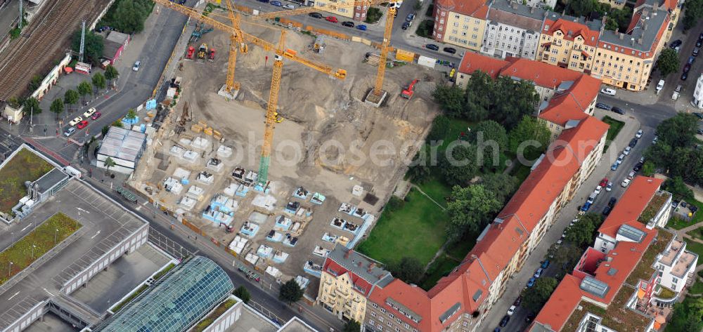 Aerial photograph Berlin Köpenick - Blick auf die Baustelle Einkaufszentrum am Elcknerplatz am Bahnhof Berlin - Köpenick. Ein neues Geschäftshaus an der Bahnhofstraße / Elcknerstraße soll ergänzend mit dem gegenüberliegendem Forum Köpenick das künftige Hauptzentrum von Treptow-Köpenick bilden. Die B&L Gruppe läßt durch die ZÜBLIN AG hier eine rund 13.000 Quadratmeter große Highstreet-Immobilie errichten. Shopping center construction site on Elcknerplatz at Berlin - Köpenick.