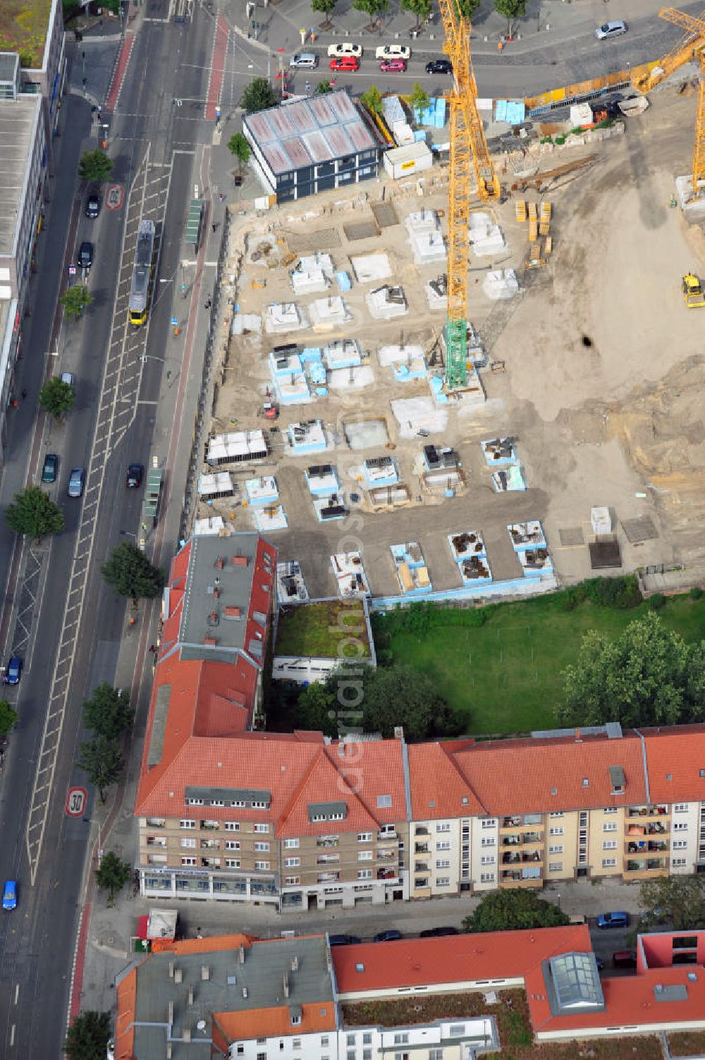 Berlin Köpenick from above - Blick auf die Baustelle Einkaufszentrum am Elcknerplatz am Bahnhof Berlin - Köpenick. Ein neues Geschäftshaus an der Bahnhofstraße / Elcknerstraße soll ergänzend mit dem gegenüberliegendem Forum Köpenick das künftige Hauptzentrum von Treptow-Köpenick bilden. Die B&L Gruppe läßt durch die ZÜBLIN AG hier eine rund 13.000 Quadratmeter große Highstreet-Immobilie errichten. Shopping center construction site on Elcknerplatz at Berlin - Köpenick.