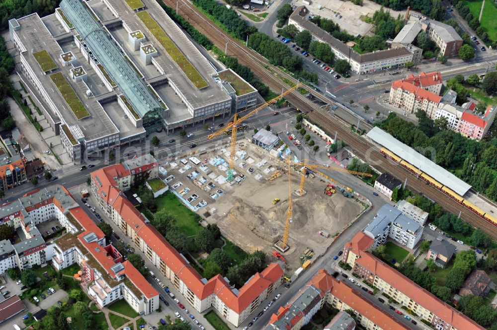 Aerial image Berlin Köpenick - Blick auf die Baustelle Einkaufszentrum am Elcknerplatz am Bahnhof Berlin - Köpenick. Ein neues Geschäftshaus an der Bahnhofstraße / Elcknerstraße soll ergänzend mit dem gegenüberliegendem Forum Köpenick das künftige Hauptzentrum von Treptow-Köpenick bilden. Die B&L Gruppe läßt durch die ZÜBLIN AG hier eine rund 13.000 Quadratmeter große Highstreet-Immobilie errichten. Shopping center construction site on Elcknerplatz at Berlin - Köpenick.