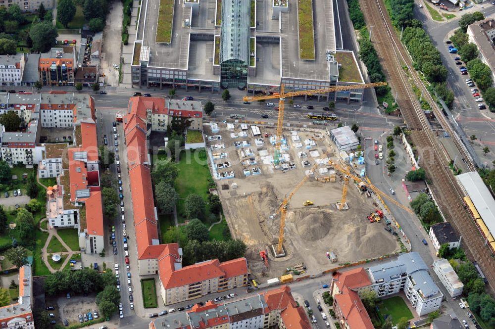 Aerial photograph Berlin Köpenick - Blick auf die Baustelle Einkaufszentrum am Elcknerplatz am Bahnhof Berlin - Köpenick. Ein neues Geschäftshaus an der Bahnhofstraße / Elcknerstraße soll ergänzend mit dem gegenüberliegendem Forum Köpenick das künftige Hauptzentrum von Treptow-Köpenick bilden. Die B&L Gruppe läßt durch die ZÜBLIN AG hier eine rund 13.000 Quadratmeter große Highstreet-Immobilie errichten. Shopping center construction site on Elcknerplatz at Berlin - Köpenick.