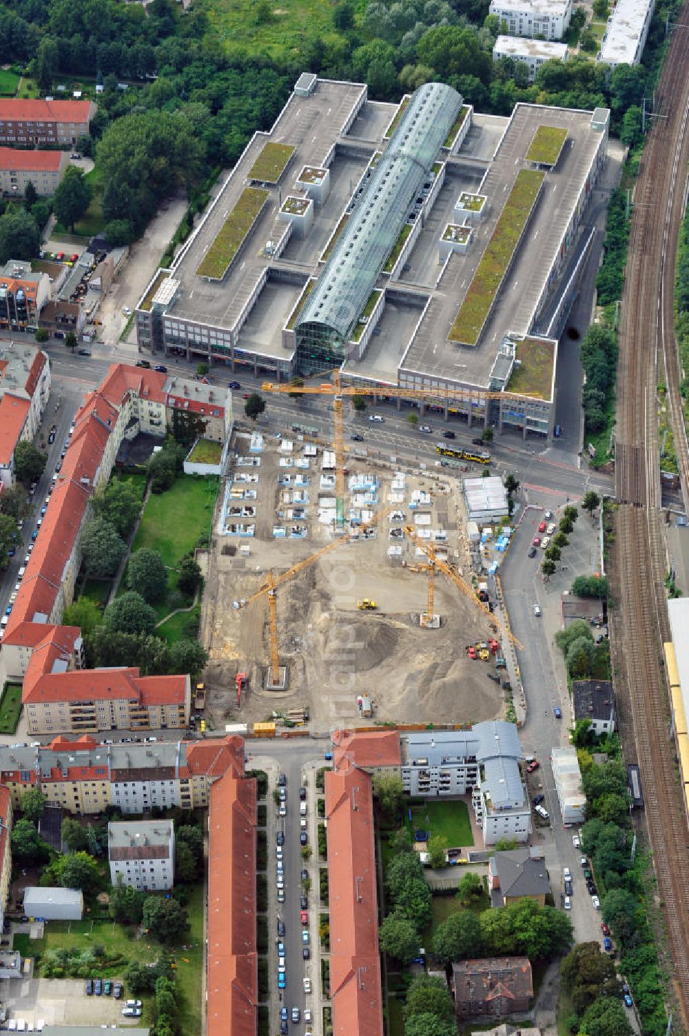 Berlin Köpenick from above - Blick auf die Baustelle Einkaufszentrum am Elcknerplatz am Bahnhof Berlin - Köpenick. Ein neues Geschäftshaus an der Bahnhofstraße / Elcknerstraße soll ergänzend mit dem gegenüberliegendem Forum Köpenick das künftige Hauptzentrum von Treptow-Köpenick bilden. Die B&L Gruppe läßt durch die ZÜBLIN AG hier eine rund 13.000 Quadratmeter große Highstreet-Immobilie errichten. Shopping center construction site on Elcknerplatz at Berlin - Köpenick.