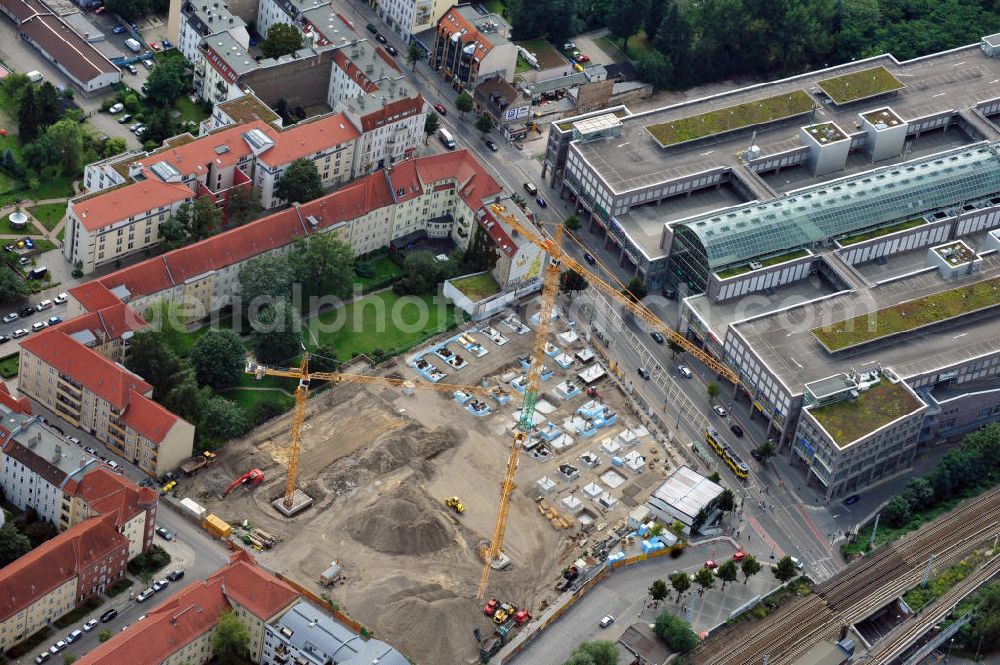 Berlin Köpenick from the bird's eye view: Blick auf die Baustelle Einkaufszentrum am Elcknerplatz am Bahnhof Berlin - Köpenick. Ein neues Geschäftshaus an der Bahnhofstraße / Elcknerstraße soll ergänzend mit dem gegenüberliegendem Forum Köpenick das künftige Hauptzentrum von Treptow-Köpenick bilden. Die B&L Gruppe läßt durch die ZÜBLIN AG hier eine rund 13.000 Quadratmeter große Highstreet-Immobilie errichten. Shopping center construction site on Elcknerplatz at Berlin - Köpenick.