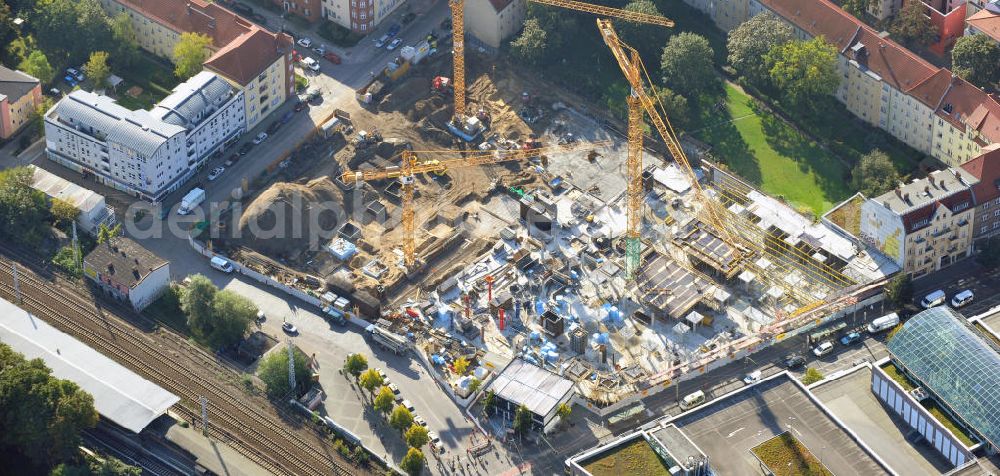 Berlin Köpenick from the bird's eye view: Blick auf die Baustelle Einkaufszentrum am Elcknerplatz am Bahnhof Berlin - Köpenick. Ein neues Geschäftshaus an der Bahnhofstraße / Elcknerstraße soll ergänzend mit dem gegenüberliegendem Forum Köpenick das künftige Hauptzentrum von Treptow-Köpenick bilden. Die B&L Gruppe läßt durch die ZÜBLIN AG hier eine rund 13.000 Quadratmeter große Highstreet-Immobilie errichten. Shopping center construction site on Elcknerplatz at Berlin - Köpenick.