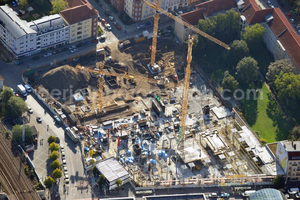 Aerial image Berlin Köpenick - Blick auf die Baustelle Einkaufszentrum am Elcknerplatz am Bahnhof Berlin - Köpenick. Ein neues Geschäftshaus an der Bahnhofstraße / Elcknerstraße soll ergänzend mit dem gegenüberliegendem Forum Köpenick das künftige Hauptzentrum von Treptow-Köpenick bilden. Die B&L Gruppe läßt durch die ZÜBLIN AG hier eine rund 13.000 Quadratmeter große Highstreet-Immobilie errichten. Shopping center construction site on Elcknerplatz at Berlin - Köpenick.