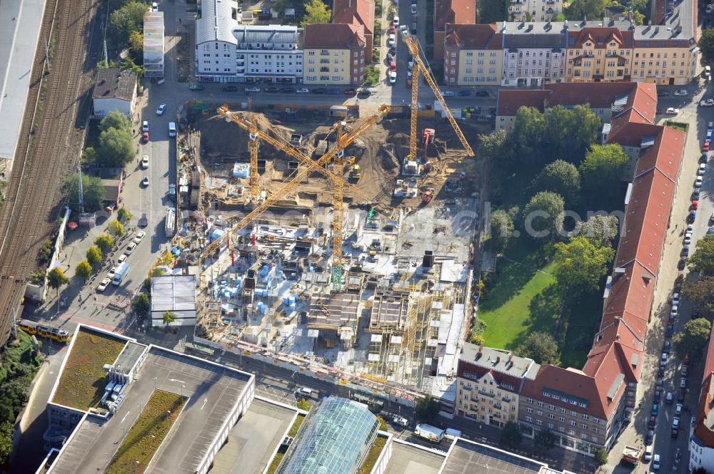 Berlin Köpenick from above - Blick auf die Baustelle Einkaufszentrum am Elcknerplatz am Bahnhof Berlin - Köpenick. Ein neues Geschäftshaus an der Bahnhofstraße / Elcknerstraße soll ergänzend mit dem gegenüberliegendem Forum Köpenick das künftige Hauptzentrum von Treptow-Köpenick bilden. Die B&L Gruppe läßt durch die ZÜBLIN AG hier eine rund 13.000 Quadratmeter große Highstreet-Immobilie errichten. Shopping center construction site on Elcknerplatz at Berlin - Köpenick.