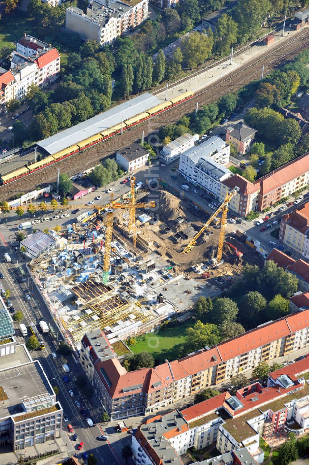 Berlin Köpenick from the bird's eye view: Blick auf die Baustelle Einkaufszentrum am Elcknerplatz am Bahnhof Berlin - Köpenick. Ein neues Geschäftshaus an der Bahnhofstraße / Elcknerstraße soll ergänzend mit dem gegenüberliegendem Forum Köpenick das künftige Hauptzentrum von Treptow-Köpenick bilden. Die B&L Gruppe läßt durch die ZÜBLIN AG hier eine rund 13.000 Quadratmeter große Highstreet-Immobilie errichten. Shopping center construction site on Elcknerplatz at Berlin - Köpenick.