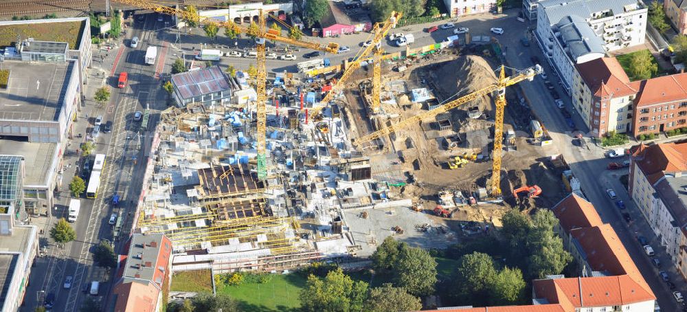 Aerial photograph Berlin Köpenick - Blick auf die Baustelle Einkaufszentrum am Elcknerplatz am Bahnhof Berlin - Köpenick. Ein neues Geschäftshaus an der Bahnhofstraße / Elcknerstraße soll ergänzend mit dem gegenüberliegendem Forum Köpenick das künftige Hauptzentrum von Treptow-Köpenick bilden. Die B&L Gruppe läßt durch die ZÜBLIN AG hier eine rund 13.000 Quadratmeter große Highstreet-Immobilie errichten. Shopping center construction site on Elcknerplatz at Berlin - Köpenick.