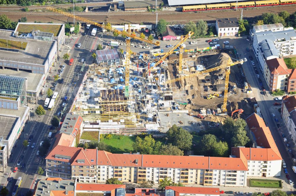 Berlin Köpenick from above - Blick auf die Baustelle Einkaufszentrum am Elcknerplatz am Bahnhof Berlin - Köpenick. Ein neues Geschäftshaus an der Bahnhofstraße / Elcknerstraße soll ergänzend mit dem gegenüberliegendem Forum Köpenick das künftige Hauptzentrum von Treptow-Köpenick bilden. Die B&L Gruppe läßt durch die ZÜBLIN AG hier eine rund 13.000 Quadratmeter große Highstreet-Immobilie errichten. Shopping center construction site on Elcknerplatz at Berlin - Köpenick.