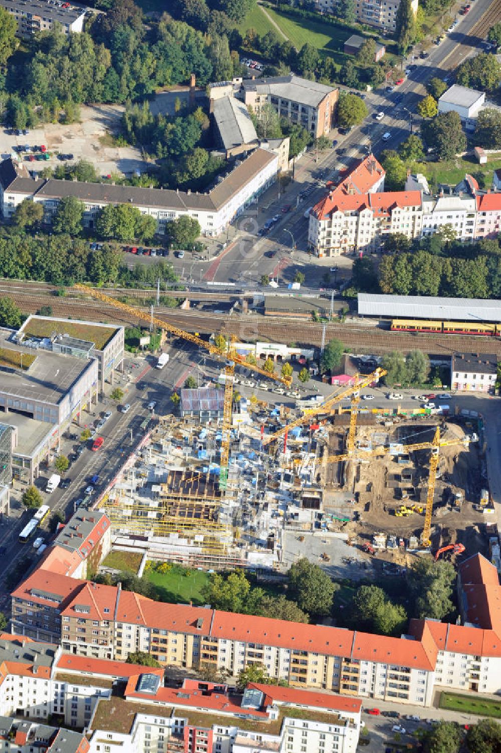 Berlin Köpenick from the bird's eye view: Blick auf die Baustelle Einkaufszentrum am Elcknerplatz am Bahnhof Berlin - Köpenick. Ein neues Geschäftshaus an der Bahnhofstraße / Elcknerstraße soll ergänzend mit dem gegenüberliegendem Forum Köpenick das künftige Hauptzentrum von Treptow-Köpenick bilden. Die B&L Gruppe läßt durch die ZÜBLIN AG hier eine rund 13.000 Quadratmeter große Highstreet-Immobilie errichten. Shopping center construction site on Elcknerplatz at Berlin - Köpenick.