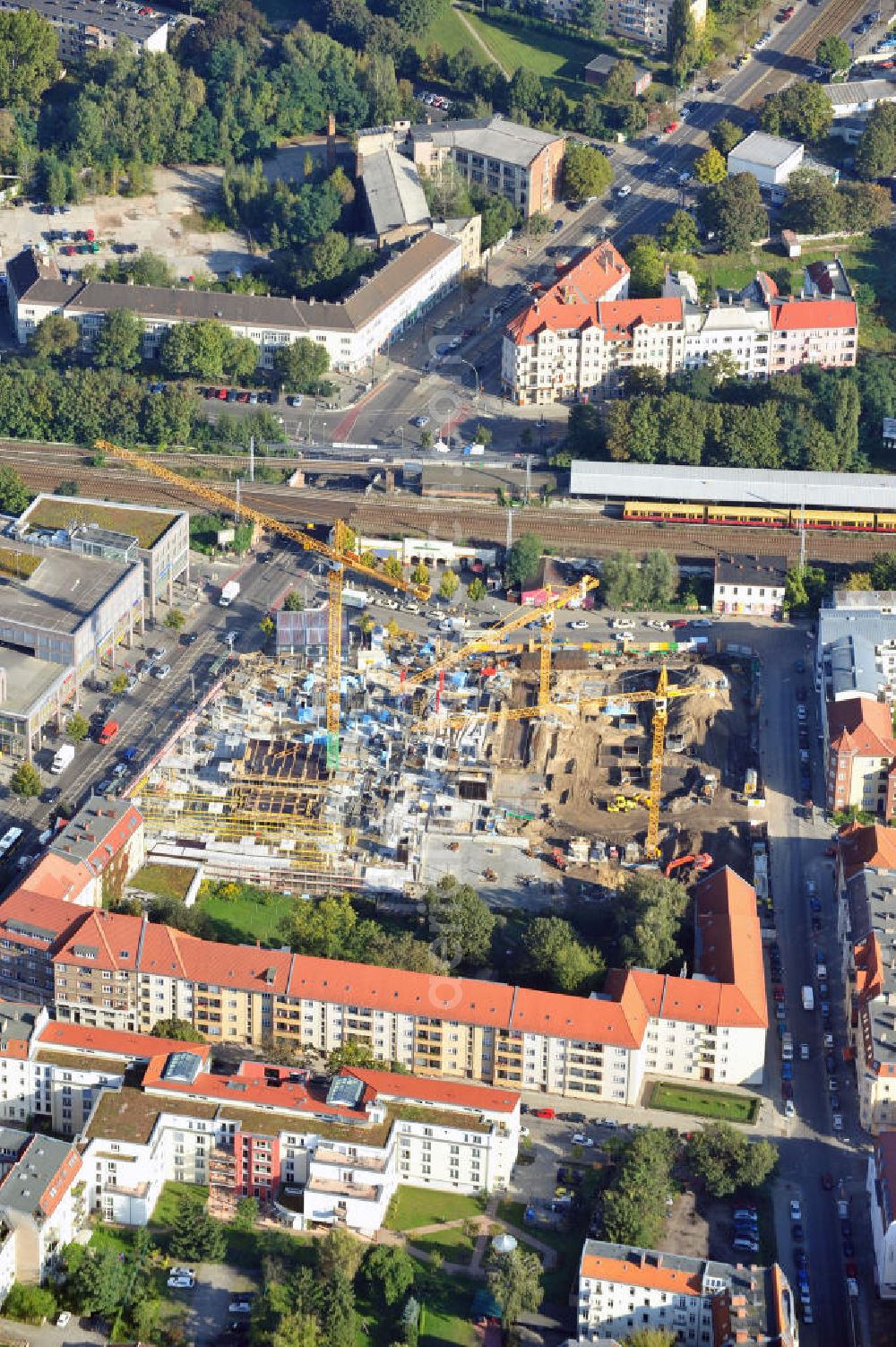 Aerial image Berlin Köpenick - Blick auf die Baustelle Einkaufszentrum am Elcknerplatz am Bahnhof Berlin - Köpenick. Ein neues Geschäftshaus an der Bahnhofstraße / Elcknerstraße soll ergänzend mit dem gegenüberliegendem Forum Köpenick das künftige Hauptzentrum von Treptow-Köpenick bilden. Die B&L Gruppe läßt durch die ZÜBLIN AG hier eine rund 13.000 Quadratmeter große Highstreet-Immobilie errichten. Shopping center construction site on Elcknerplatz at Berlin - Köpenick.