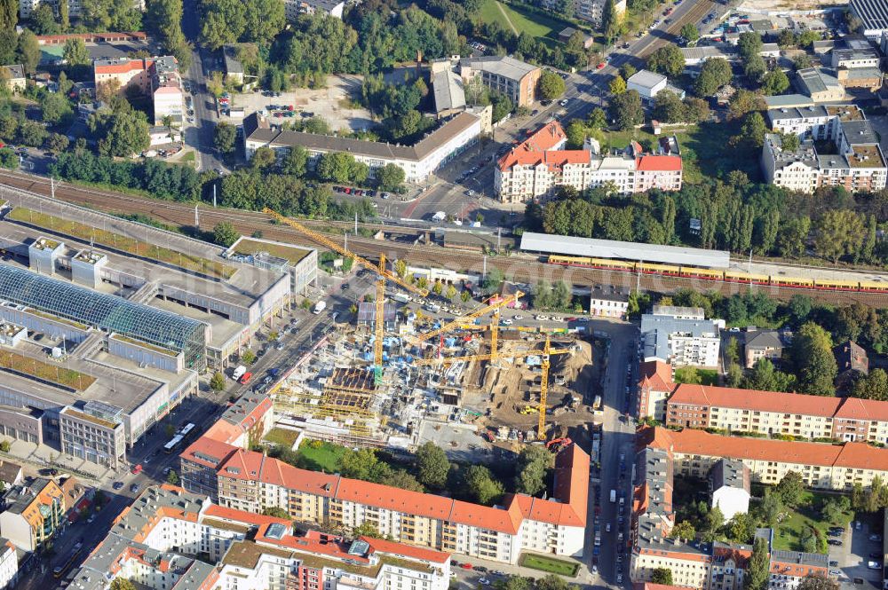 Aerial photograph Berlin Köpenick - Blick auf die Baustelle Einkaufszentrum am Elcknerplatz am Bahnhof Berlin - Köpenick. Ein neues Geschäftshaus an der Bahnhofstraße / Elcknerstraße soll ergänzend mit dem gegenüberliegendem Forum Köpenick das künftige Hauptzentrum von Treptow-Köpenick bilden. Die B&L Gruppe läßt durch die ZÜBLIN AG hier eine rund 13.000 Quadratmeter große Highstreet-Immobilie errichten. Shopping center construction site on Elcknerplatz at Berlin - Köpenick.