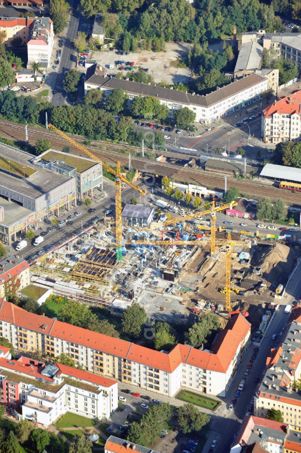 Berlin Köpenick from the bird's eye view: Blick auf die Baustelle Einkaufszentrum am Elcknerplatz am Bahnhof Berlin - Köpenick. Ein neues Geschäftshaus an der Bahnhofstraße / Elcknerstraße soll ergänzend mit dem gegenüberliegendem Forum Köpenick das künftige Hauptzentrum von Treptow-Köpenick bilden. Die B&L Gruppe läßt durch die ZÜBLIN AG hier eine rund 13.000 Quadratmeter große Highstreet-Immobilie errichten. Shopping center construction site on Elcknerplatz at Berlin - Köpenick.