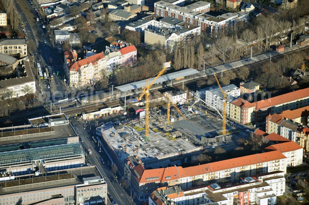 Berlin Köpenick from above - Blick auf die Baustelle Einkaufszentrum am Elcknerplatz am Bahnhof Berlin - Köpenick. Ein neues Geschäftshaus an der Bahnhofstraße / Elcknerstraße soll ergänzend mit dem gegenüberliegendem Forum Köpenick das künftige Hauptzentrum von Treptow-Köpenick bilden. Die B&L Gruppe läßt durch die ZÜBLIN AG hier eine rund 13.000 Quadratmeter große Highstreet-Immobilie errichten. Shopping center construction site on Elcknerplatz at Berlin - Köpenick.