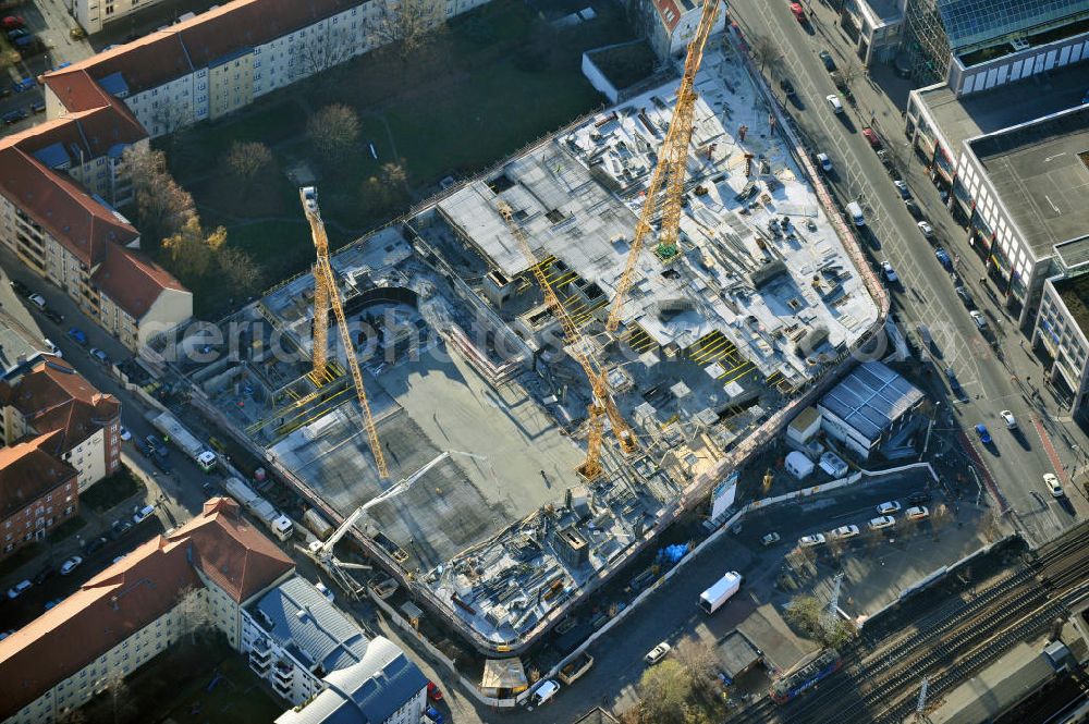 Berlin Köpenick from the bird's eye view: Blick auf die Baustelle Einkaufszentrum am Elcknerplatz am Bahnhof Berlin - Köpenick. Ein neues Geschäftshaus an der Bahnhofstraße / Elcknerstraße soll ergänzend mit dem gegenüberliegendem Forum Köpenick das künftige Hauptzentrum von Treptow-Köpenick bilden. Die B&L Gruppe läßt durch die ZÜBLIN AG hier eine rund 13.000 Quadratmeter große Highstreet-Immobilie errichten. Shopping center construction site on Elcknerplatz at Berlin - Köpenick.