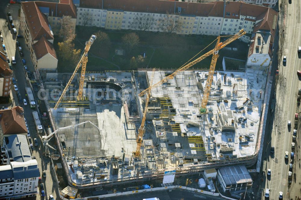 Aerial image Berlin Köpenick - Blick auf die Baustelle Einkaufszentrum am Elcknerplatz am Bahnhof Berlin - Köpenick. Ein neues Geschäftshaus an der Bahnhofstraße / Elcknerstraße soll ergänzend mit dem gegenüberliegendem Forum Köpenick das künftige Hauptzentrum von Treptow-Köpenick bilden. Die B&L Gruppe läßt durch die ZÜBLIN AG hier eine rund 13.000 Quadratmeter große Highstreet-Immobilie errichten. Shopping center construction site on Elcknerplatz at Berlin - Köpenick.