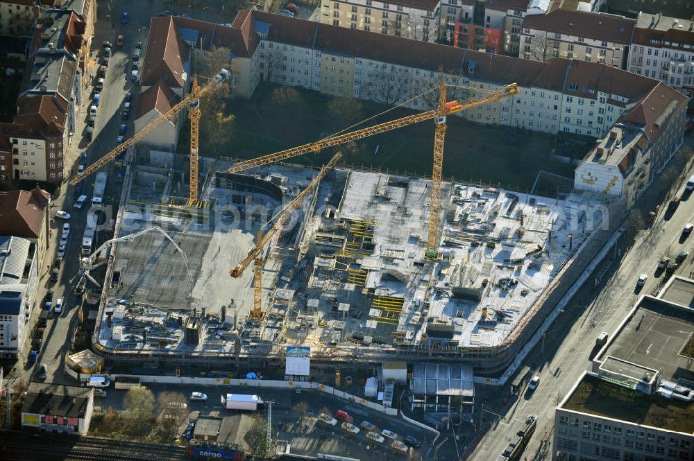 Aerial photograph Berlin Köpenick - Blick auf die Baustelle Einkaufszentrum am Elcknerplatz am Bahnhof Berlin - Köpenick. Ein neues Geschäftshaus an der Bahnhofstraße / Elcknerstraße soll ergänzend mit dem gegenüberliegendem Forum Köpenick das künftige Hauptzentrum von Treptow-Köpenick bilden. Die B&L Gruppe läßt durch die ZÜBLIN AG hier eine rund 13.000 Quadratmeter große Highstreet-Immobilie errichten. Shopping center construction site on Elcknerplatz at Berlin - Köpenick.