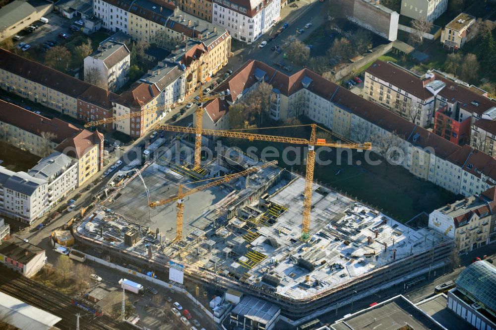 Berlin Köpenick from above - Blick auf die Baustelle Einkaufszentrum am Elcknerplatz am Bahnhof Berlin - Köpenick. Ein neues Geschäftshaus an der Bahnhofstraße / Elcknerstraße soll ergänzend mit dem gegenüberliegendem Forum Köpenick das künftige Hauptzentrum von Treptow-Köpenick bilden. Die B&L Gruppe läßt durch die ZÜBLIN AG hier eine rund 13.000 Quadratmeter große Highstreet-Immobilie errichten. Shopping center construction site on Elcknerplatz at Berlin - Köpenick.