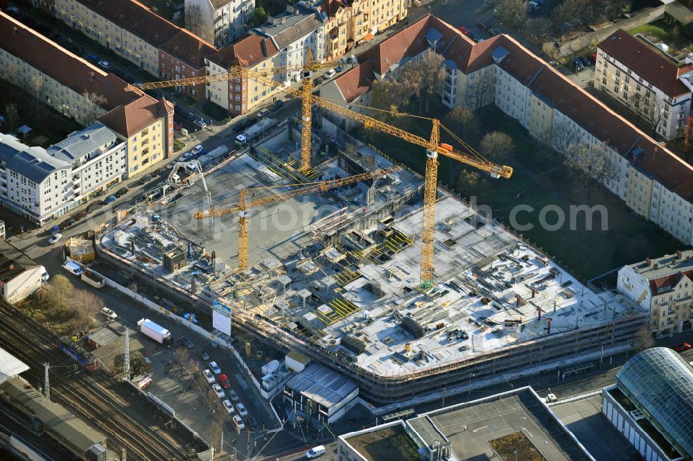 Berlin Köpenick from the bird's eye view: Blick auf die Baustelle Einkaufszentrum am Elcknerplatz am Bahnhof Berlin - Köpenick. Ein neues Geschäftshaus an der Bahnhofstraße / Elcknerstraße soll ergänzend mit dem gegenüberliegendem Forum Köpenick das künftige Hauptzentrum von Treptow-Köpenick bilden. Die B&L Gruppe läßt durch die ZÜBLIN AG hier eine rund 13.000 Quadratmeter große Highstreet-Immobilie errichten. Shopping center construction site on Elcknerplatz at Berlin - Köpenick.