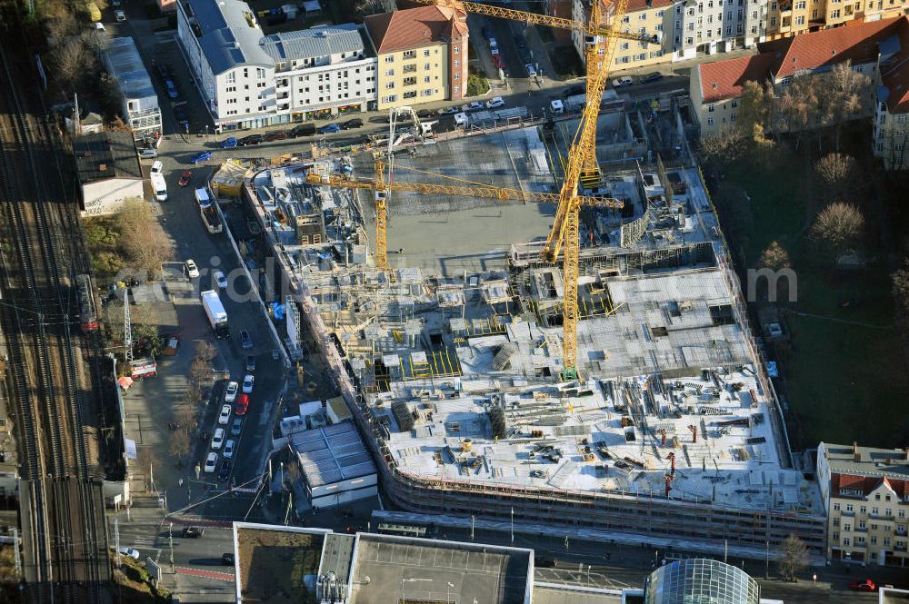 Aerial image Berlin Köpenick - Blick auf die Baustelle Einkaufszentrum am Elcknerplatz am Bahnhof Berlin - Köpenick. Ein neues Geschäftshaus an der Bahnhofstraße / Elcknerstraße soll ergänzend mit dem gegenüberliegendem Forum Köpenick das künftige Hauptzentrum von Treptow-Köpenick bilden. Die B&L Gruppe läßt durch die ZÜBLIN AG hier eine rund 13.000 Quadratmeter große Highstreet-Immobilie errichten. Shopping center construction site on Elcknerplatz at Berlin - Köpenick.