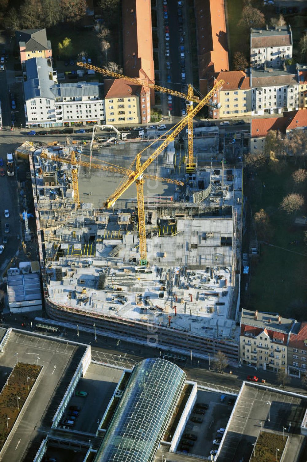 Aerial photograph Berlin Köpenick - Blick auf die Baustelle Einkaufszentrum am Elcknerplatz am Bahnhof Berlin - Köpenick. Ein neues Geschäftshaus an der Bahnhofstraße / Elcknerstraße soll ergänzend mit dem gegenüberliegendem Forum Köpenick das künftige Hauptzentrum von Treptow-Köpenick bilden. Die B&L Gruppe läßt durch die ZÜBLIN AG hier eine rund 13.000 Quadratmeter große Highstreet-Immobilie errichten. Shopping center construction site on Elcknerplatz at Berlin - Köpenick.