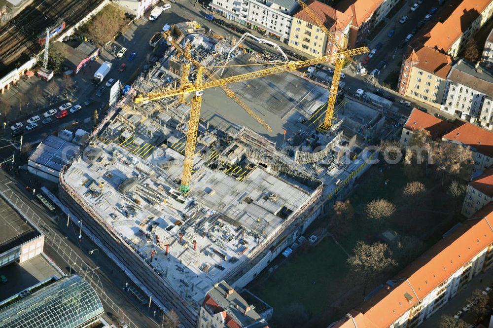 Berlin Köpenick from above - Blick auf die Baustelle Einkaufszentrum am Elcknerplatz am Bahnhof Berlin - Köpenick. Ein neues Geschäftshaus an der Bahnhofstraße / Elcknerstraße soll ergänzend mit dem gegenüberliegendem Forum Köpenick das künftige Hauptzentrum von Treptow-Köpenick bilden. Die B&L Gruppe läßt durch die ZÜBLIN AG hier eine rund 13.000 Quadratmeter große Highstreet-Immobilie errichten. Shopping center construction site on Elcknerplatz at Berlin - Köpenick.