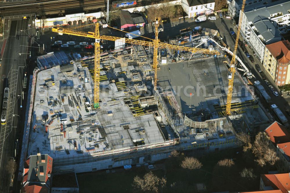 Aerial image Berlin Köpenick - Blick auf die Baustelle Einkaufszentrum am Elcknerplatz am Bahnhof Berlin - Köpenick. Ein neues Geschäftshaus an der Bahnhofstraße / Elcknerstraße soll ergänzend mit dem gegenüberliegendem Forum Köpenick das künftige Hauptzentrum von Treptow-Köpenick bilden. Die B&L Gruppe läßt durch die ZÜBLIN AG hier eine rund 13.000 Quadratmeter große Highstreet-Immobilie errichten. Shopping center construction site on Elcknerplatz at Berlin - Köpenick.