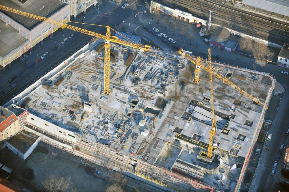 Aerial image Berlin - Blick auf die Baustelle Einkaufszentrum am Elcknerplatz am Bahnhof Berlin - Köpenick. Ein neues Geschäftshaus an der Bahnhofstraße / Elcknerstraße soll ergänzend mit dem gegenüberliegendem Forum Köpenick das künftige Hauptzentrum von Treptow-Köpenick bilden. Die B&L Gruppe läßt durch die ZÜBLIN AG hier eine rund 13.000 Quadratmeter große Highstreet-Immobilie errichten. Shopping center construction site on Elcknerplatz at Berlin - Köpenick.