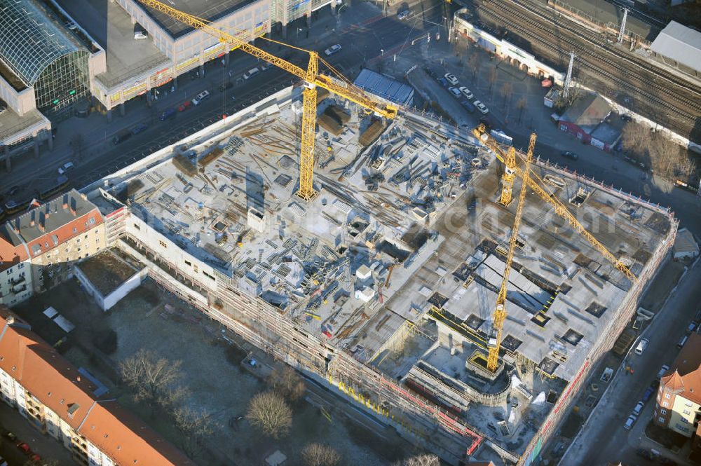 Aerial photograph Berlin - Blick auf die Baustelle Einkaufszentrum am Elcknerplatz am Bahnhof Berlin - Köpenick. Ein neues Geschäftshaus an der Bahnhofstraße / Elcknerstraße soll ergänzend mit dem gegenüberliegendem Forum Köpenick das künftige Hauptzentrum von Treptow-Köpenick bilden. Die B&L Gruppe läßt durch die ZÜBLIN AG hier eine rund 13.000 Quadratmeter große Highstreet-Immobilie errichten. Shopping center construction site on Elcknerplatz at Berlin - Köpenick.