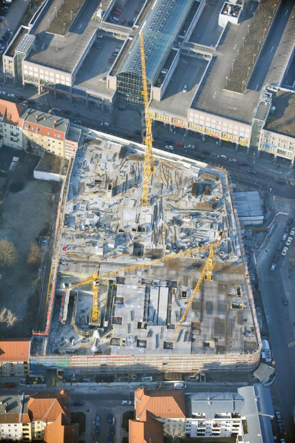 Berlin from above - Blick auf die Baustelle Einkaufszentrum am Elcknerplatz am Bahnhof Berlin - Köpenick. Ein neues Geschäftshaus an der Bahnhofstraße / Elcknerstraße soll ergänzend mit dem gegenüberliegendem Forum Köpenick das künftige Hauptzentrum von Treptow-Köpenick bilden. Die B&L Gruppe läßt durch die ZÜBLIN AG hier eine rund 13.000 Quadratmeter große Highstreet-Immobilie errichten. Shopping center construction site on Elcknerplatz at Berlin - Köpenick.