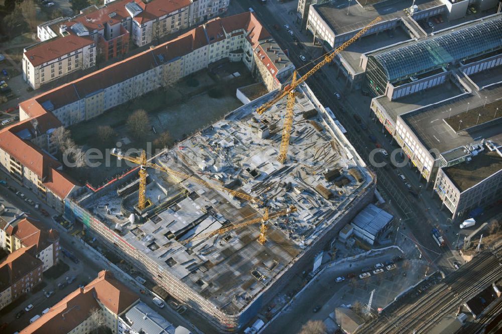 Aerial image Berlin - Blick auf die Baustelle Einkaufszentrum am Elcknerplatz am Bahnhof Berlin - Köpenick. Ein neues Geschäftshaus an der Bahnhofstraße / Elcknerstraße soll ergänzend mit dem gegenüberliegendem Forum Köpenick das künftige Hauptzentrum von Treptow-Köpenick bilden. Die B&L Gruppe läßt durch die ZÜBLIN AG hier eine rund 13.000 Quadratmeter große Highstreet-Immobilie errichten. Shopping center construction site on Elcknerplatz at Berlin - Köpenick.