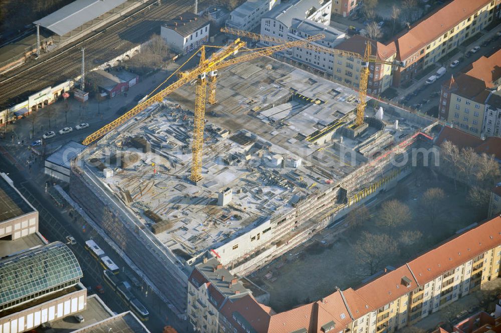 Aerial photograph Berlin - Blick auf die Baustelle Einkaufszentrum am Elcknerplatz am Bahnhof Berlin - Köpenick. Ein neues Geschäftshaus an der Bahnhofstraße / Elcknerstraße soll ergänzend mit dem gegenüberliegendem Forum Köpenick das künftige Hauptzentrum von Treptow-Köpenick bilden. Die B&L Gruppe läßt durch die ZÜBLIN AG hier eine rund 13.000 Quadratmeter große Highstreet-Immobilie errichten. Shopping center construction site on Elcknerplatz at Berlin - Köpenick.