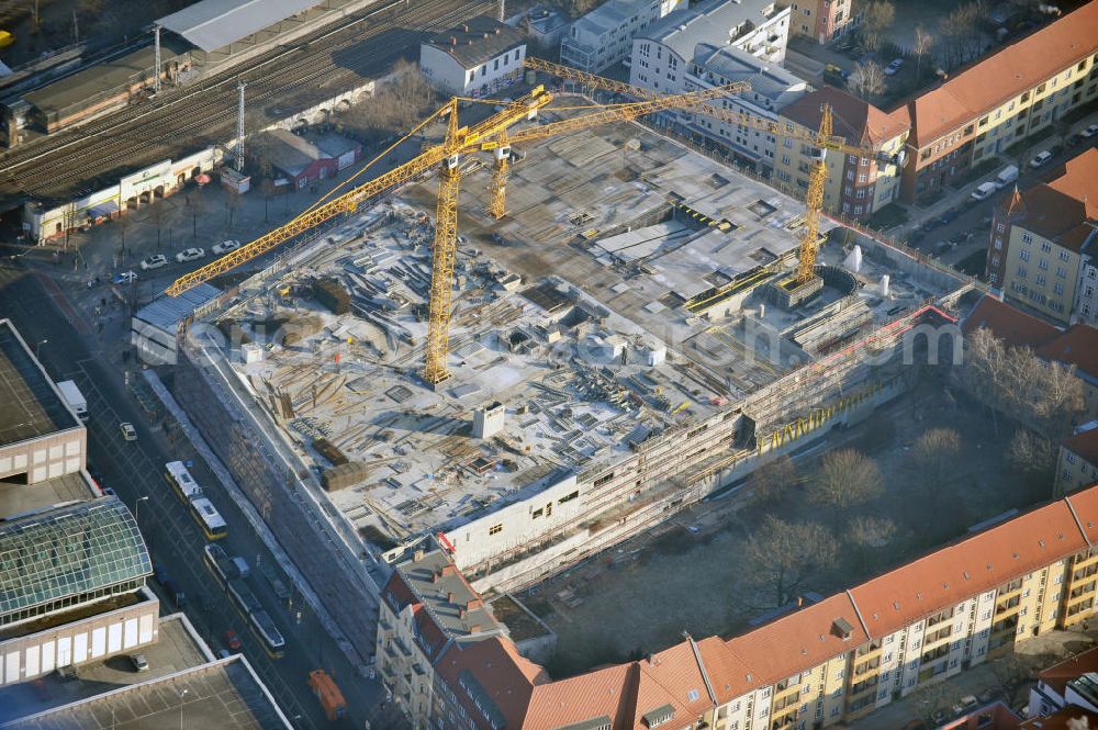 Berlin from above - Blick auf die Baustelle Einkaufszentrum am Elcknerplatz am Bahnhof Berlin - Köpenick. Ein neues Geschäftshaus an der Bahnhofstraße / Elcknerstraße soll ergänzend mit dem gegenüberliegendem Forum Köpenick das künftige Hauptzentrum von Treptow-Köpenick bilden. Die B&L Gruppe läßt durch die ZÜBLIN AG hier eine rund 13.000 Quadratmeter große Highstreet-Immobilie errichten. Shopping center construction site on Elcknerplatz at Berlin - Köpenick.