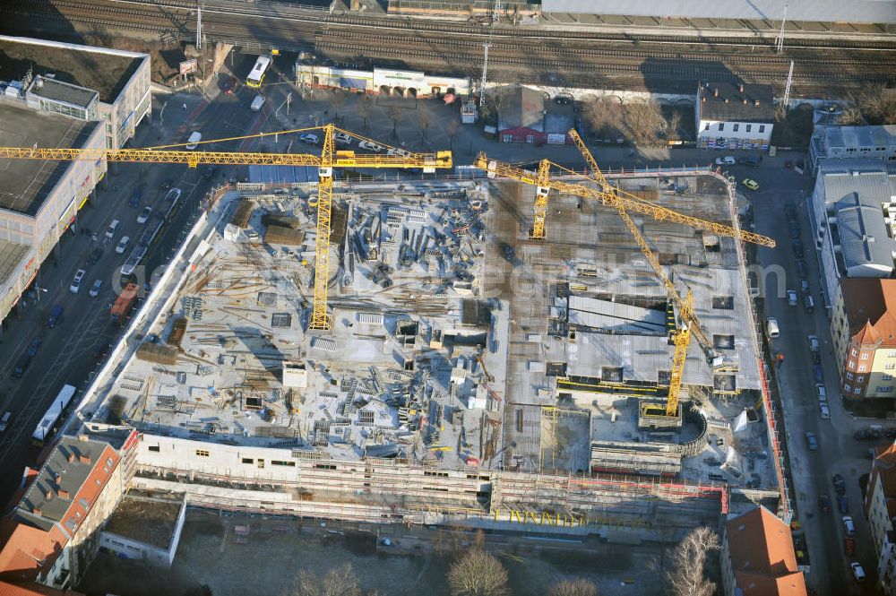 Berlin from the bird's eye view: Blick auf die Baustelle Einkaufszentrum am Elcknerplatz am Bahnhof Berlin - Köpenick. Ein neues Geschäftshaus an der Bahnhofstraße / Elcknerstraße soll ergänzend mit dem gegenüberliegendem Forum Köpenick das künftige Hauptzentrum von Treptow-Köpenick bilden. Die B&L Gruppe läßt durch die ZÜBLIN AG hier eine rund 13.000 Quadratmeter große Highstreet-Immobilie errichten. Shopping center construction site on Elcknerplatz at Berlin - Köpenick.