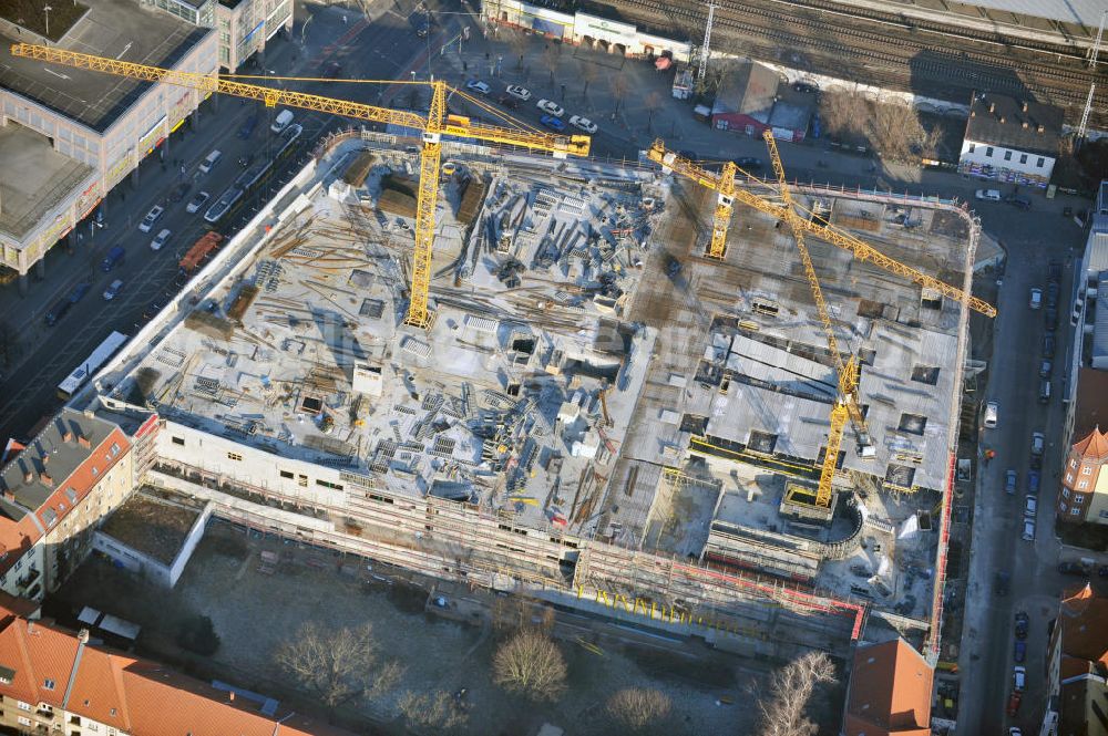 Aerial image Berlin - Blick auf die Baustelle Einkaufszentrum am Elcknerplatz am Bahnhof Berlin - Köpenick. Ein neues Geschäftshaus an der Bahnhofstraße / Elcknerstraße soll ergänzend mit dem gegenüberliegendem Forum Köpenick das künftige Hauptzentrum von Treptow-Köpenick bilden. Die B&L Gruppe läßt durch die ZÜBLIN AG hier eine rund 13.000 Quadratmeter große Highstreet-Immobilie errichten. Shopping center construction site on Elcknerplatz at Berlin - Köpenick.