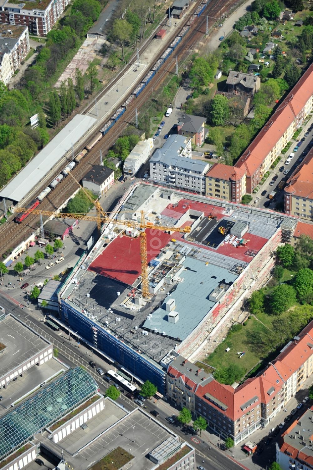 Berlin from the bird's eye view: Blick auf die Baustelle Einkaufszentrum am Elcknerplatz am Bahnhof Berlin - Köpenick. Ein neues Geschäftshaus an der Bahnhofstraße / Elcknerstraße soll ergänzend mit dem gegenüberliegendem Forum Köpenick das künftige Hauptzentrum von Treptow-Köpenick bilden. Die B&L Gruppe läßt durch die ZÜBLIN AG hier eine rund 13.000 Quadratmeter große Highstreet-Immobilie errichten. Shopping center construction site on Elcknerplatz at Berlin - Köpenick.