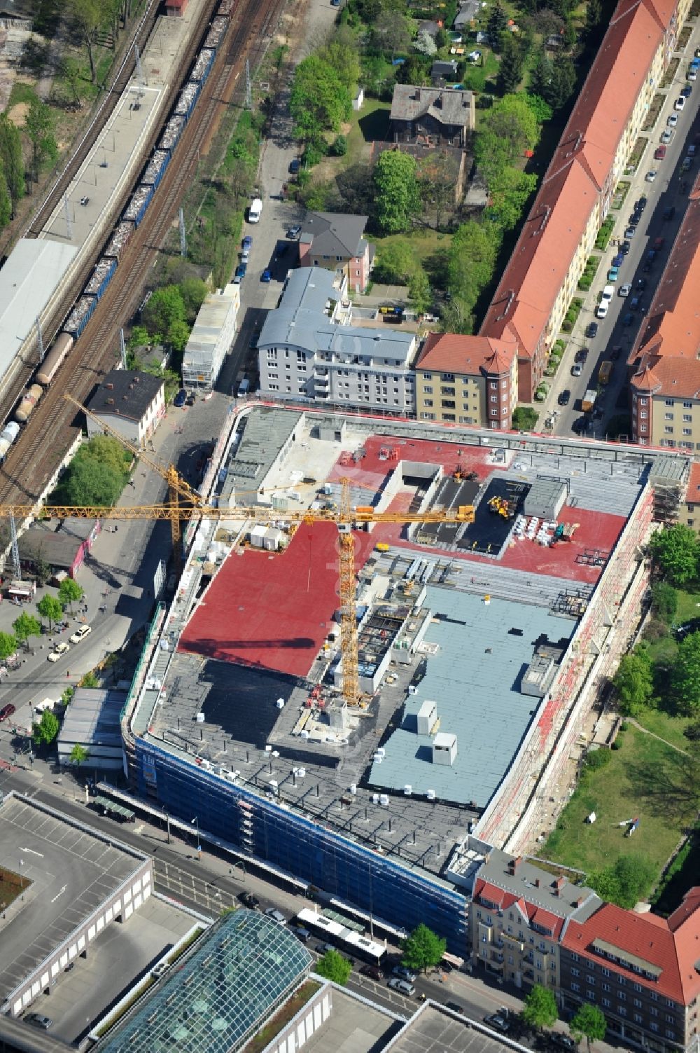 Aerial image Berlin - Blick auf die Baustelle Einkaufszentrum am Elcknerplatz am Bahnhof Berlin - Köpenick. Ein neues Geschäftshaus an der Bahnhofstraße / Elcknerstraße soll ergänzend mit dem gegenüberliegendem Forum Köpenick das künftige Hauptzentrum von Treptow-Köpenick bilden. Die B&L Gruppe läßt durch die ZÜBLIN AG hier eine rund 13.000 Quadratmeter große Highstreet-Immobilie errichten. Shopping center construction site on Elcknerplatz at Berlin - Köpenick.