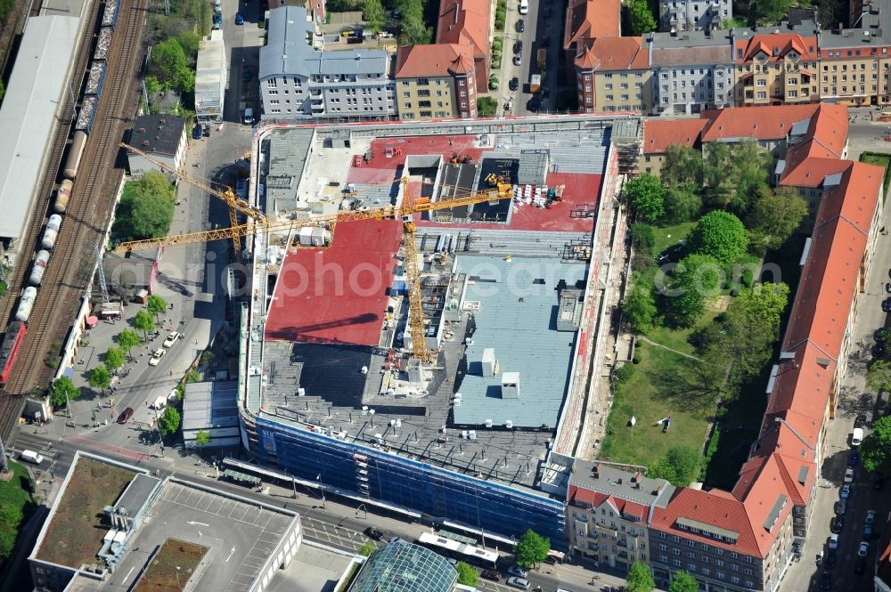 Aerial photograph Berlin - Blick auf die Baustelle Einkaufszentrum am Elcknerplatz am Bahnhof Berlin - Köpenick. Ein neues Geschäftshaus an der Bahnhofstraße / Elcknerstraße soll ergänzend mit dem gegenüberliegendem Forum Köpenick das künftige Hauptzentrum von Treptow-Köpenick bilden. Die B&L Gruppe läßt durch die ZÜBLIN AG hier eine rund 13.000 Quadratmeter große Highstreet-Immobilie errichten. Shopping center construction site on Elcknerplatz at Berlin - Köpenick.