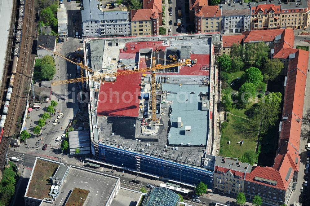 Berlin from above - Blick auf die Baustelle Einkaufszentrum am Elcknerplatz am Bahnhof Berlin - Köpenick. Ein neues Geschäftshaus an der Bahnhofstraße / Elcknerstraße soll ergänzend mit dem gegenüberliegendem Forum Köpenick das künftige Hauptzentrum von Treptow-Köpenick bilden. Die B&L Gruppe läßt durch die ZÜBLIN AG hier eine rund 13.000 Quadratmeter große Highstreet-Immobilie errichten. Shopping center construction site on Elcknerplatz at Berlin - Köpenick.