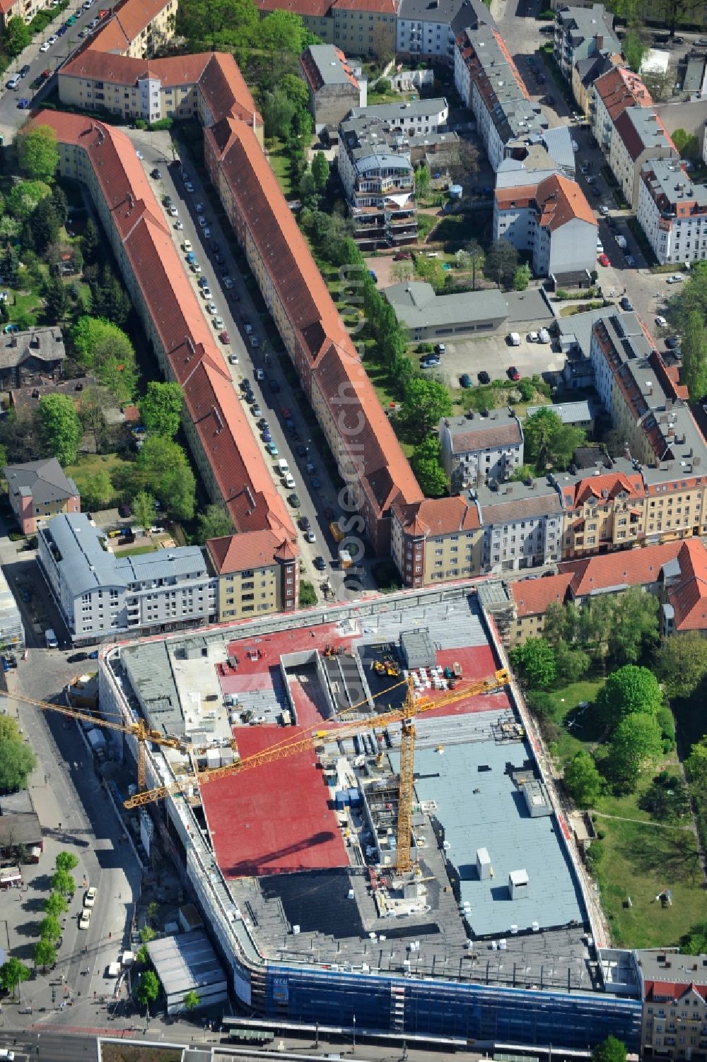 Aerial image Berlin - Blick auf die Baustelle Einkaufszentrum am Elcknerplatz am Bahnhof Berlin - Köpenick. Ein neues Geschäftshaus an der Bahnhofstraße / Elcknerstraße soll ergänzend mit dem gegenüberliegendem Forum Köpenick das künftige Hauptzentrum von Treptow-Köpenick bilden. Die B&L Gruppe läßt durch die ZÜBLIN AG hier eine rund 13.000 Quadratmeter große Highstreet-Immobilie errichten. Shopping center construction site on Elcknerplatz at Berlin - Köpenick.