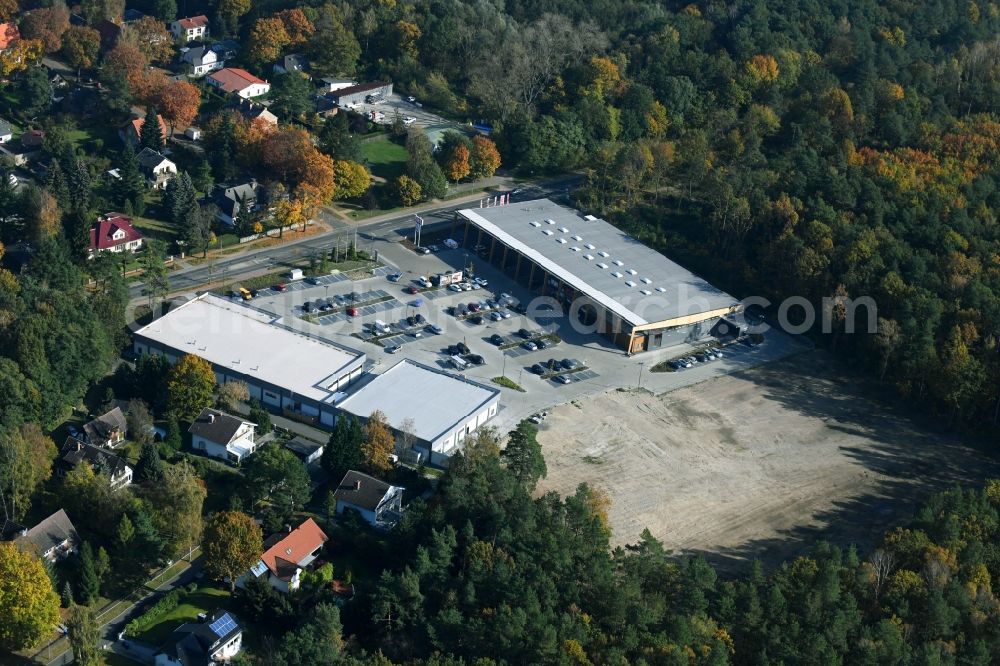 Aerial image Hohen Neuendorf - Construction site of a new shopping center and store of the Supermarket REWE in Hohen Neuendorf in the state of Brandenburg. A new shopping facility with stores is being built as part of the regeneration of the shopping center HDZ on Schoenfliesser Strasse. The project is carried out by GVG Projektentwicklungsgesellschaft mbH