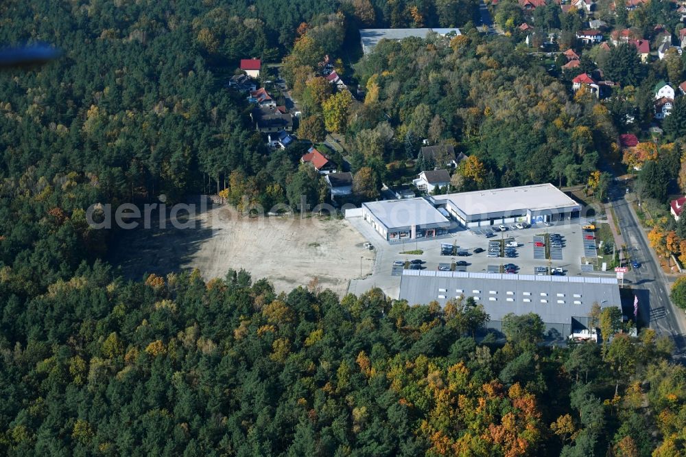 Aerial image Hohen Neuendorf - Construction site of a new shopping center and store of the Supermarket REWE in Hohen Neuendorf in the state of Brandenburg. A new shopping facility with stores is being built as part of the regeneration of the shopping center HDZ on Schoenfliesser Strasse. The project is carried out by GVG Projektentwicklungsgesellschaft mbH