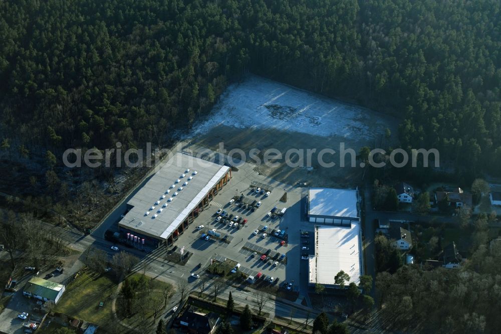 Aerial photograph Hohen Neuendorf - Construction site of a new shopping center and store of the Supermarket REWE in Hohen Neuendorf in the state of Brandenburg. A new shopping facility with stores is being built as part of the regeneration of the shopping center HDZ on Schoenfliesser Strasse. The project is carried out by GVG Projektentwicklungsgesellschaft mbH